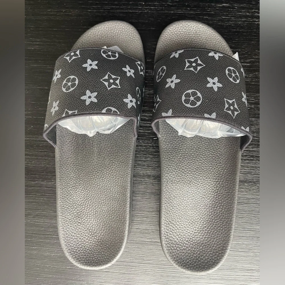 Classic sides with Black and Gray monogram size 45 EU Slide Sandals